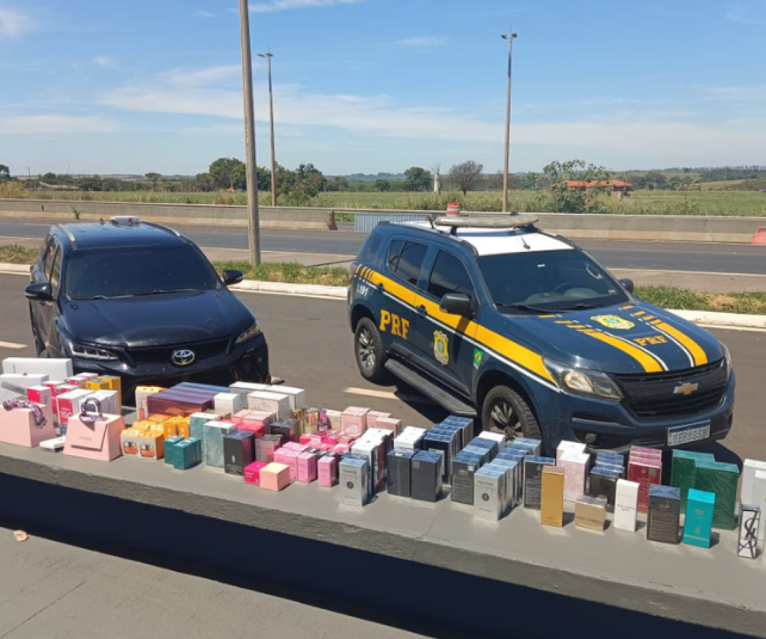 PRF apreende medicamentos ilegais, eletrônicos e perfumes na BR-050, em Uberaba