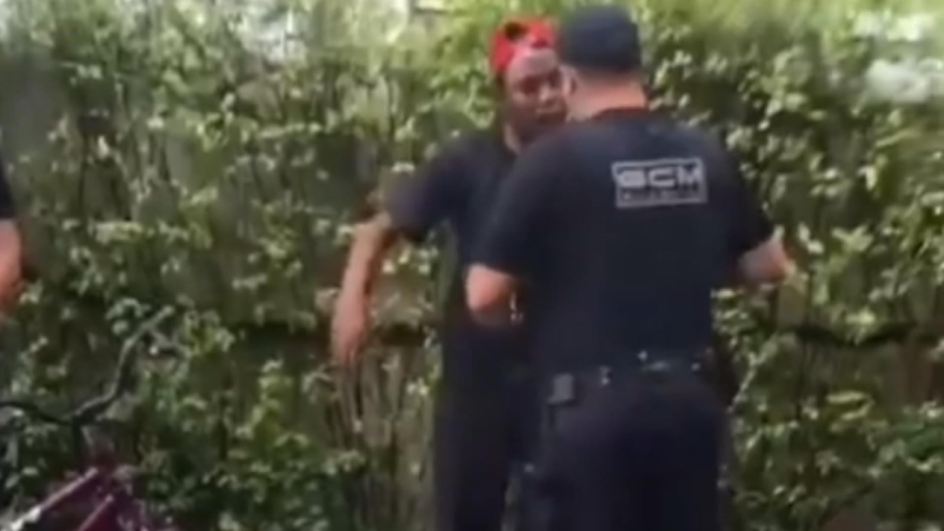 Vídeo mostra GCM agredindo paciente em UPA de Guarujá; prefeitura apura o caso