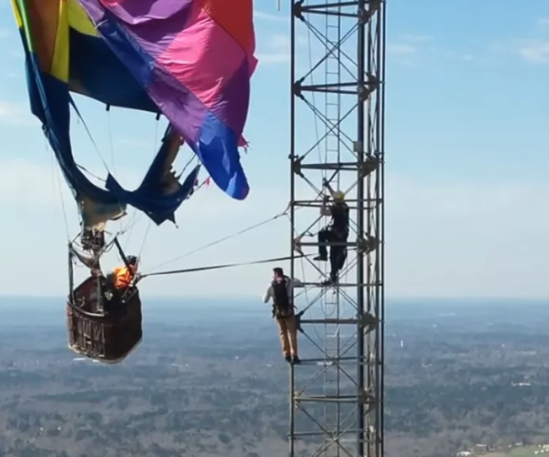 Vídeo: casal é resgatado após balão ficar preso em torre no Texas