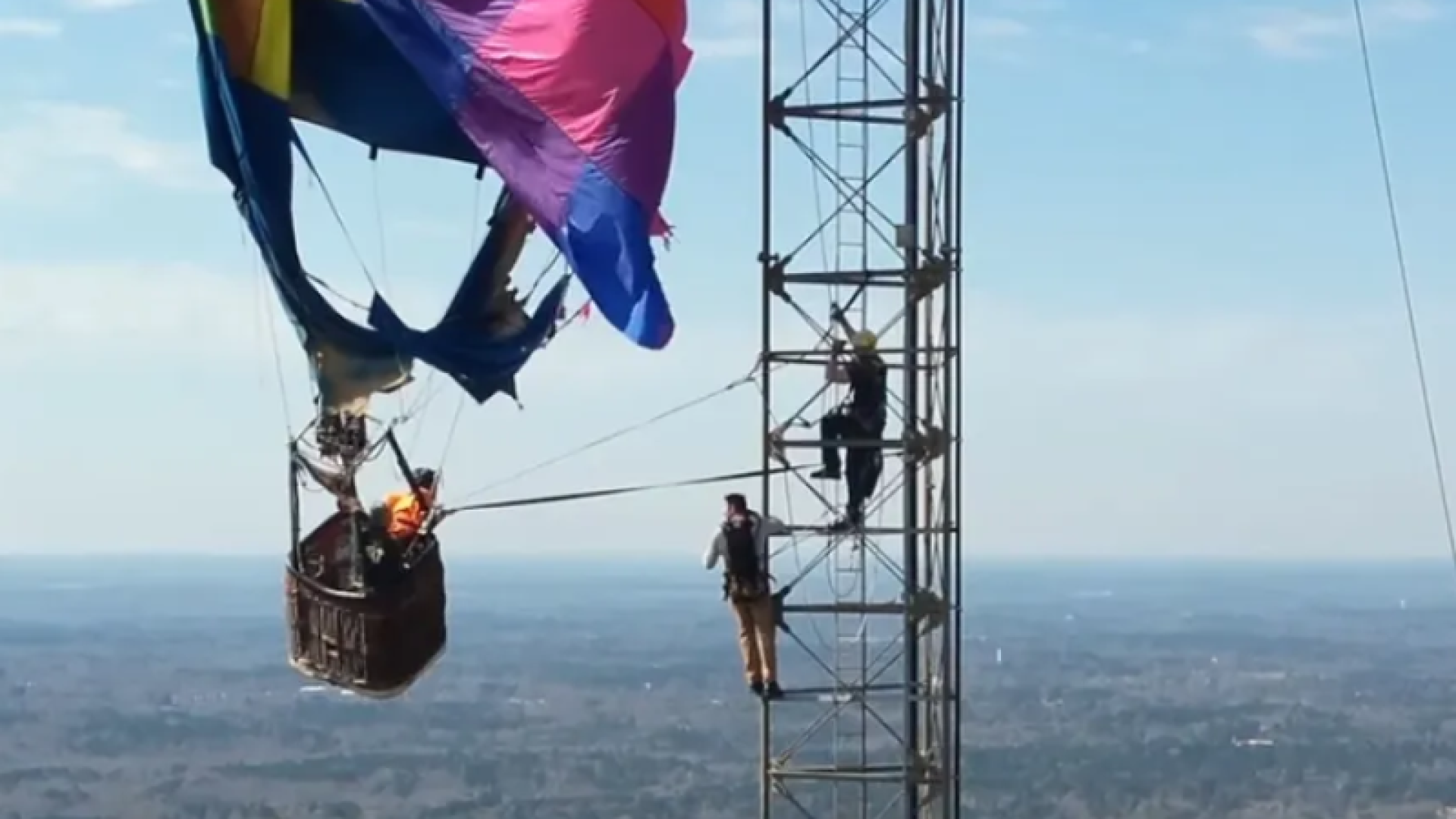 Vídeo: casal é resgatado após balão ficar preso em torre no Texas