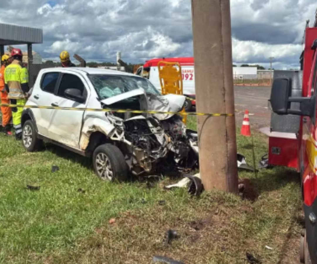 Funcionário morre após bater carro em poste em frente à empresa onde trabalhava, em Uberaba