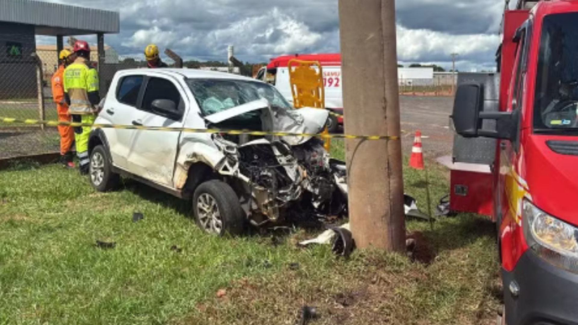 Funcionário morre após bater carro em poste em frente à empresa onde trabalhava, em Uberaba