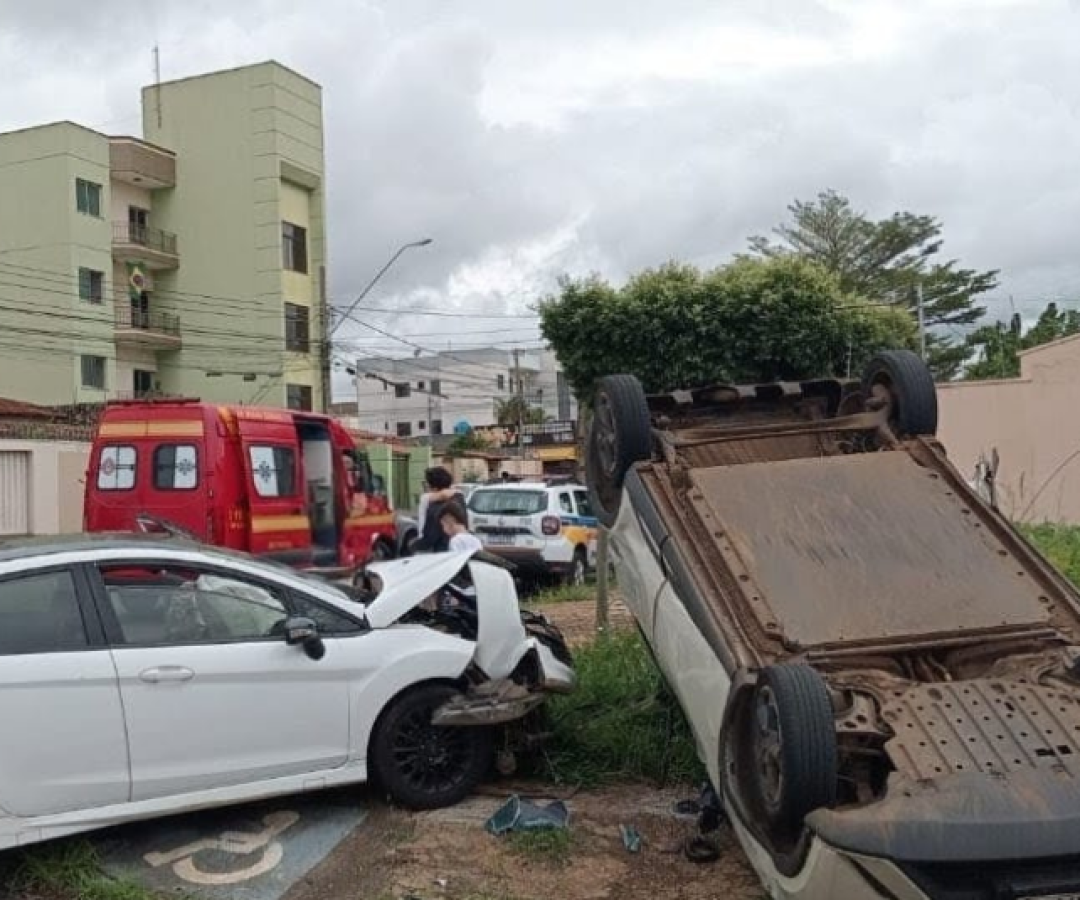 Capotamento deixa dois feridos em acidente no bairro Pampulha, em Uberlândia