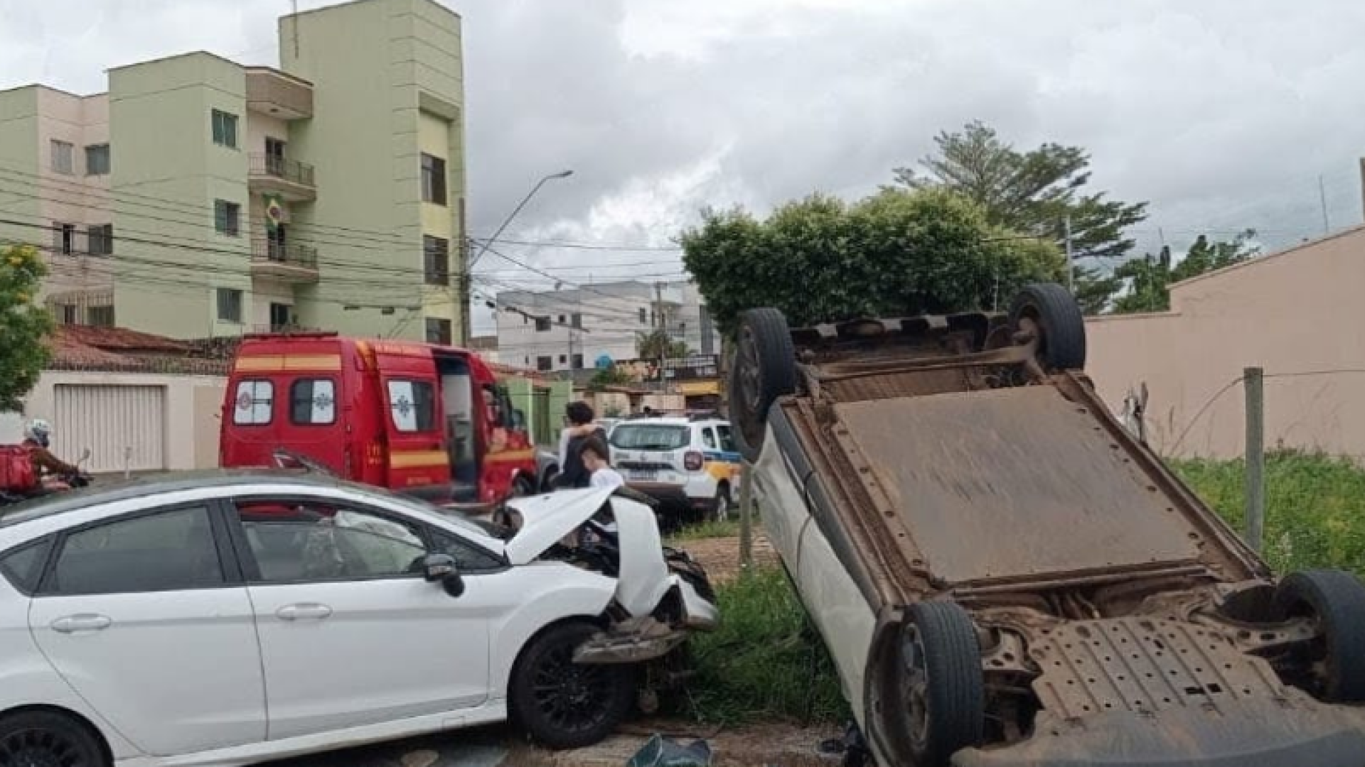 Capotamento deixa dois feridos em acidente no bairro Pampulha, em Uberlândia