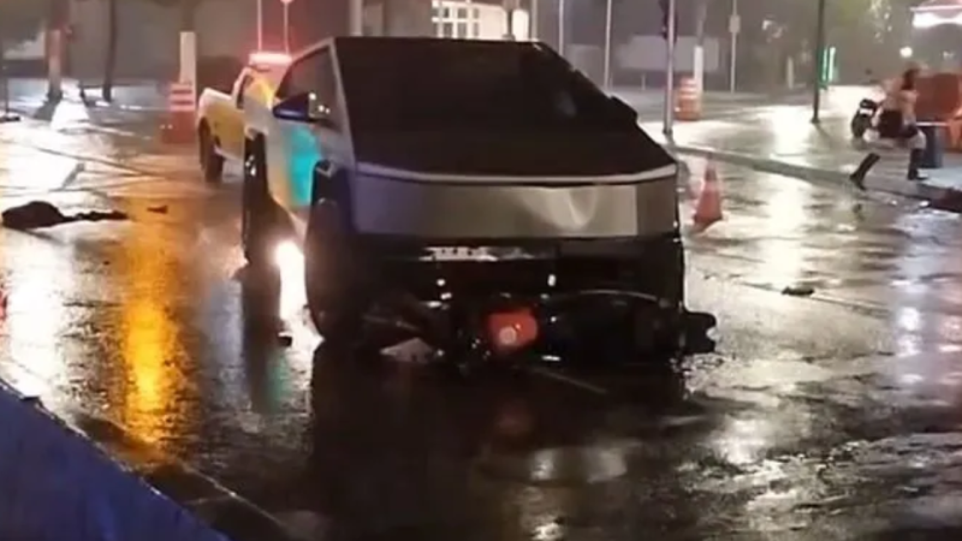 Motociclista morre em colisão com Tesla Cybertruck na Zona Oeste de São Paulo