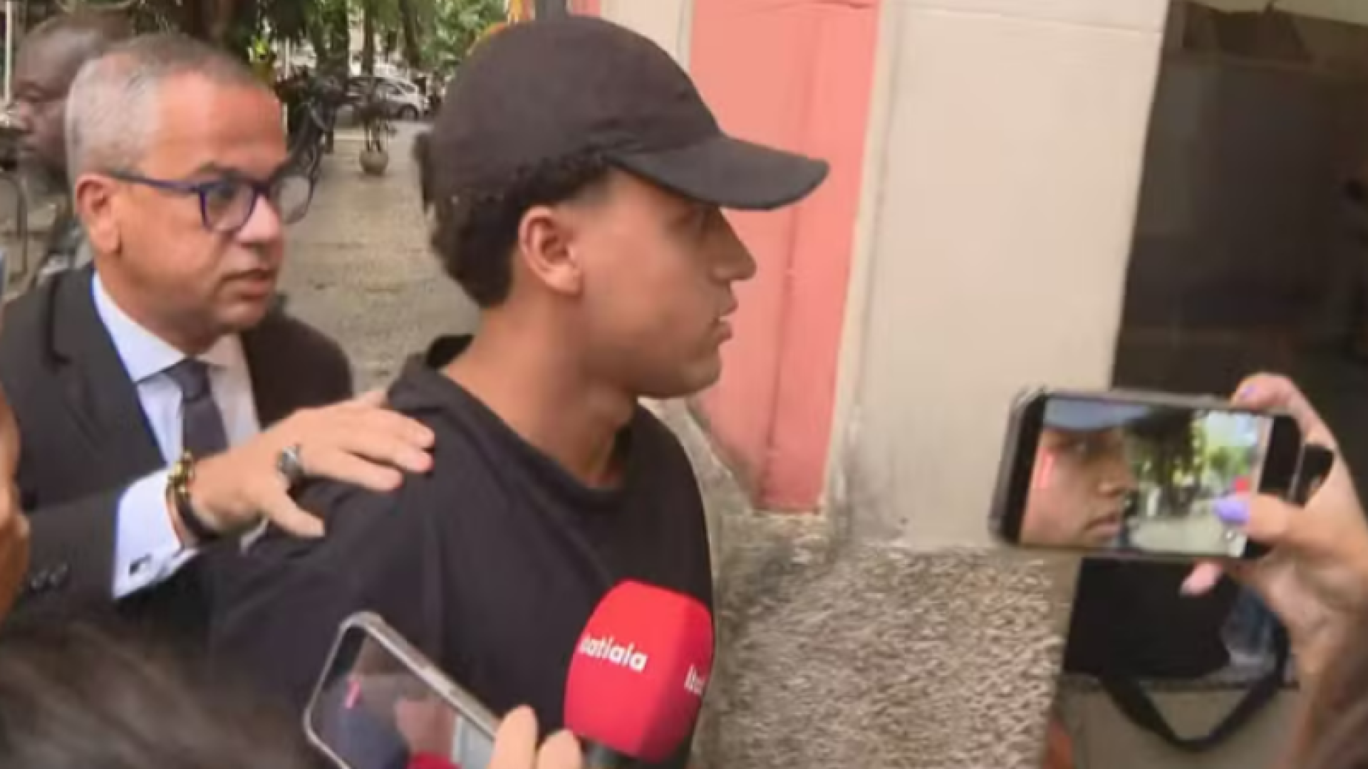 Terceiro suspeito de estupro coletivo se entrega à polícia no Rio de Janeiro