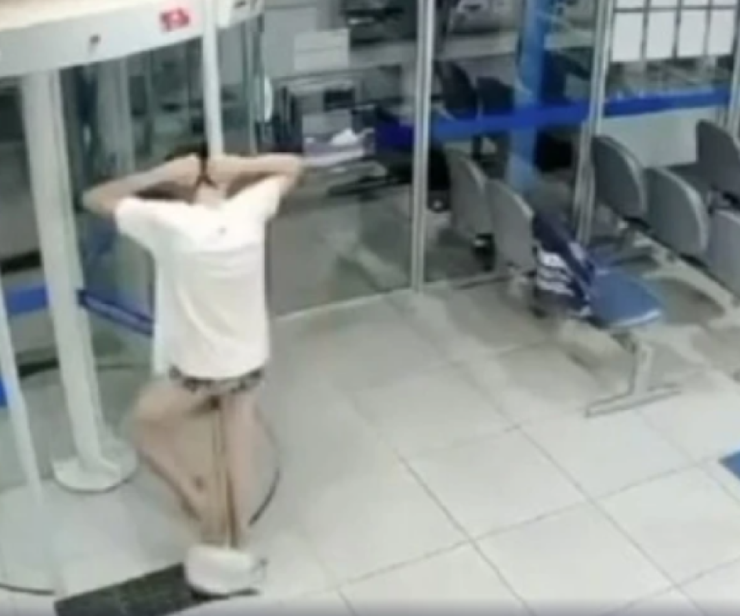 Ladrão se atrapalha durante tentativa de furto em banco e acaba preso em Carangola