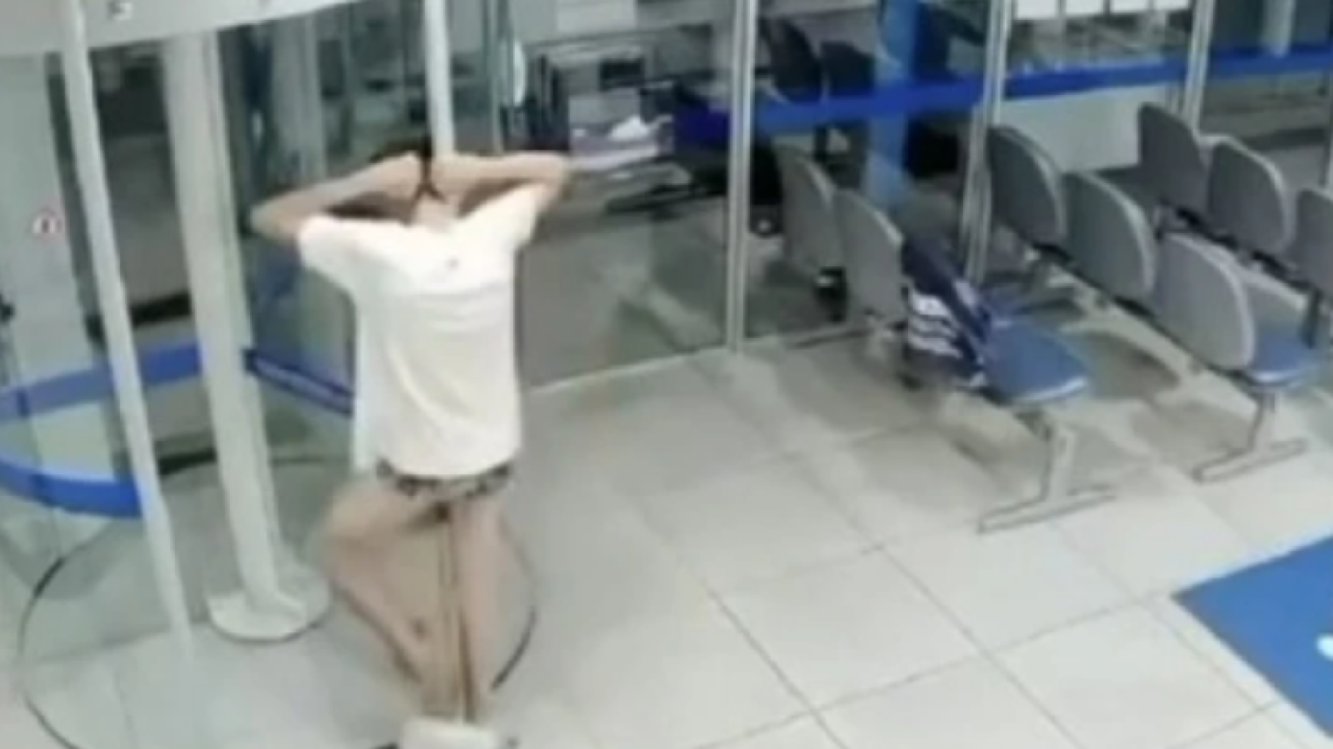 Ladrão se atrapalha durante tentativa de furto em banco e acaba preso em Carangola