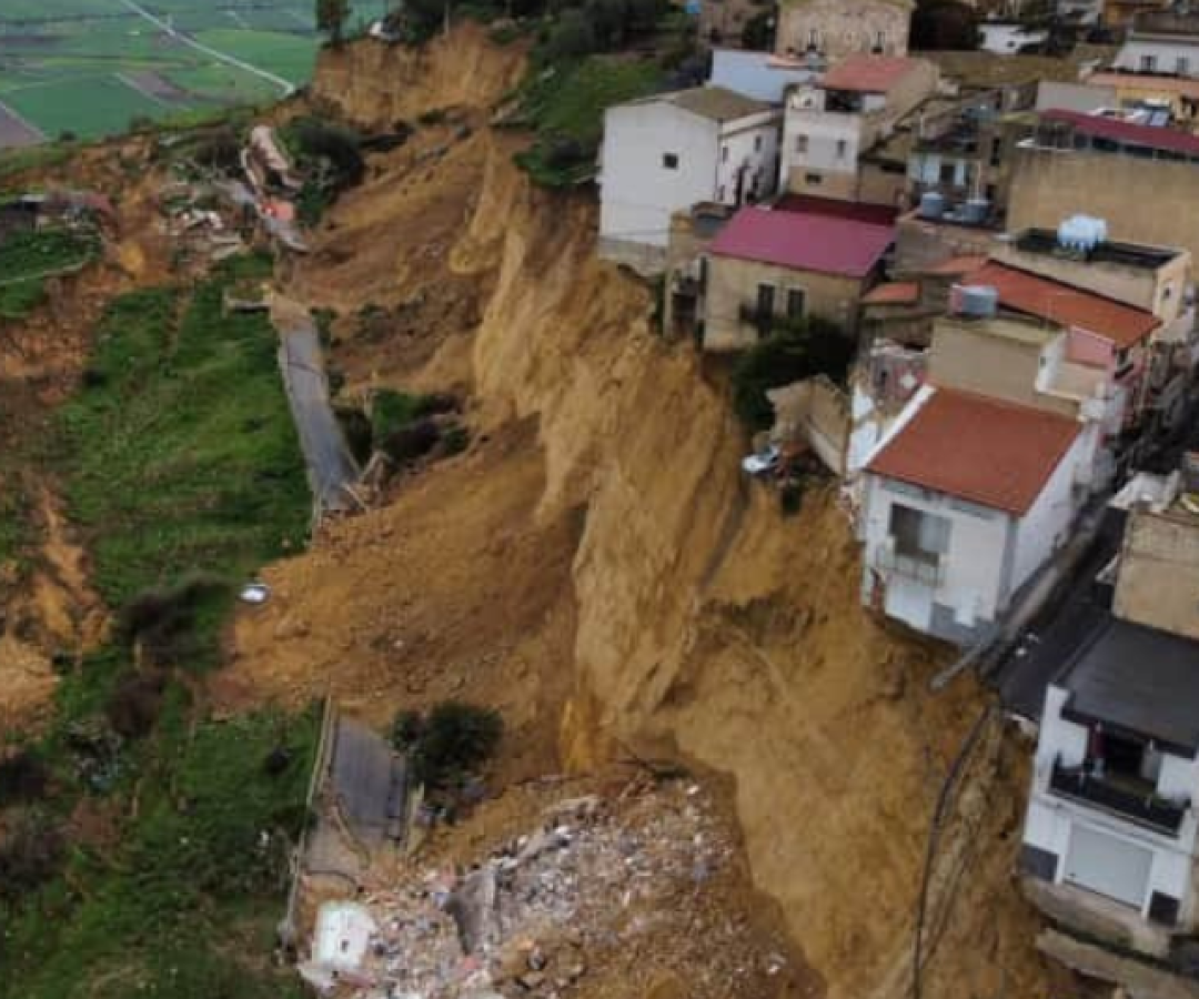 Desastre na Itália: deslizamento ameaça cidade inteira na Sicília
