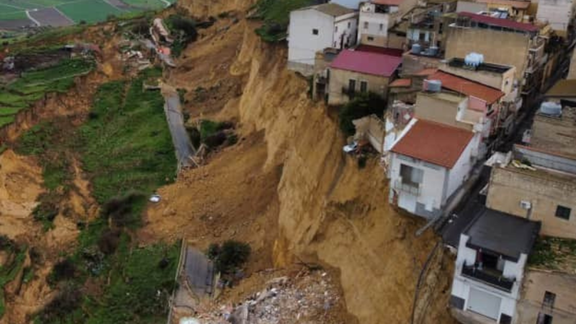 Desastre na Itália: deslizamento ameaça cidade inteira na Sicília