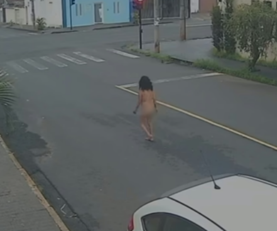 Mulher é flagrada andando nua em bairro de Uberlândia (MG)