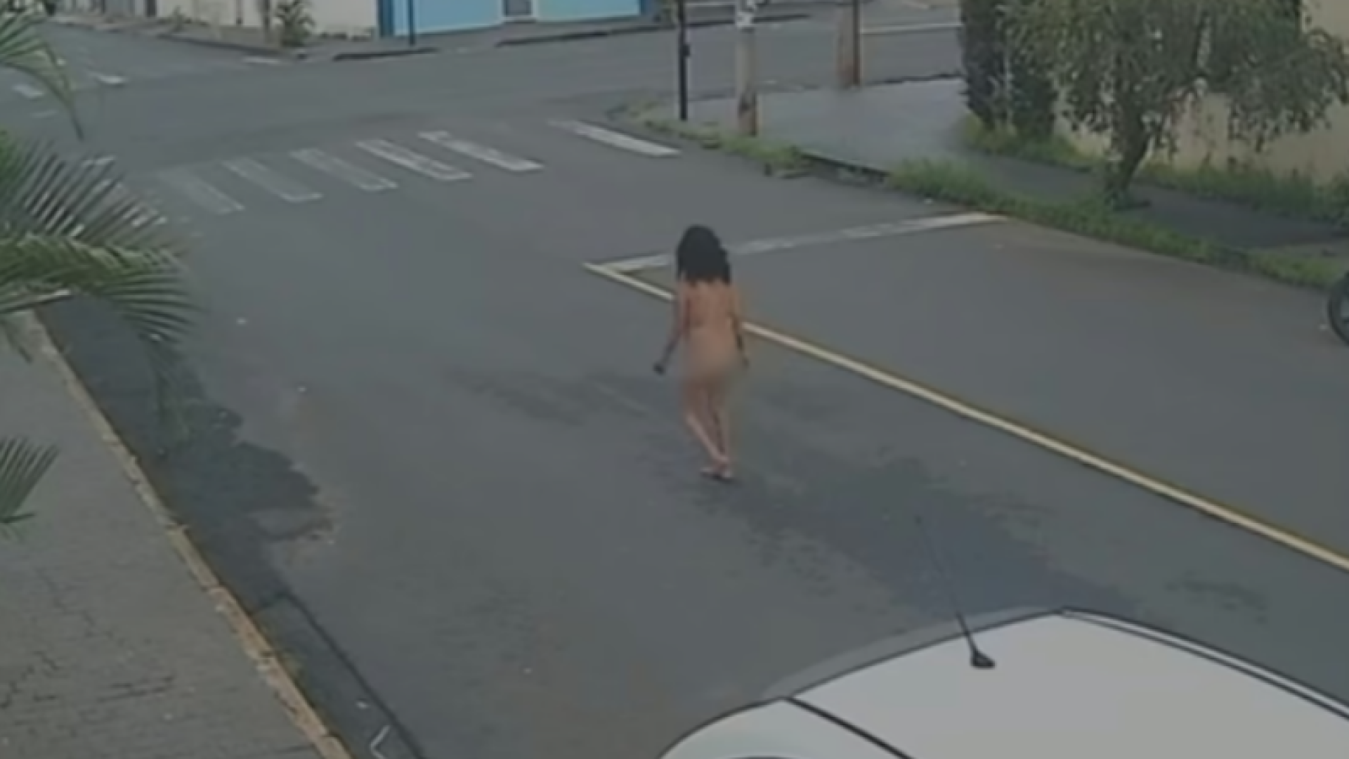 Mulher é flagrada andando nua em bairro de Uberlândia (MG)