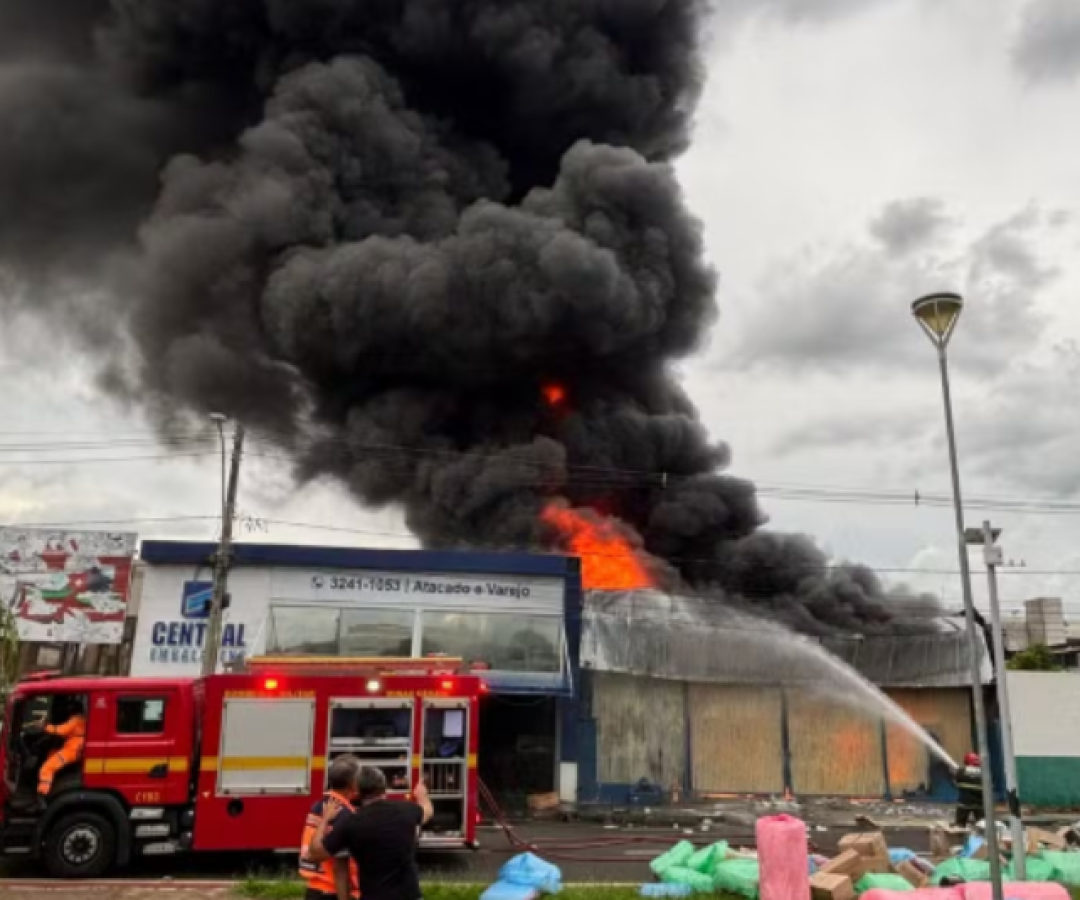 Incêndio atinge loja de embalagens em Araguari e preocupa moradores
