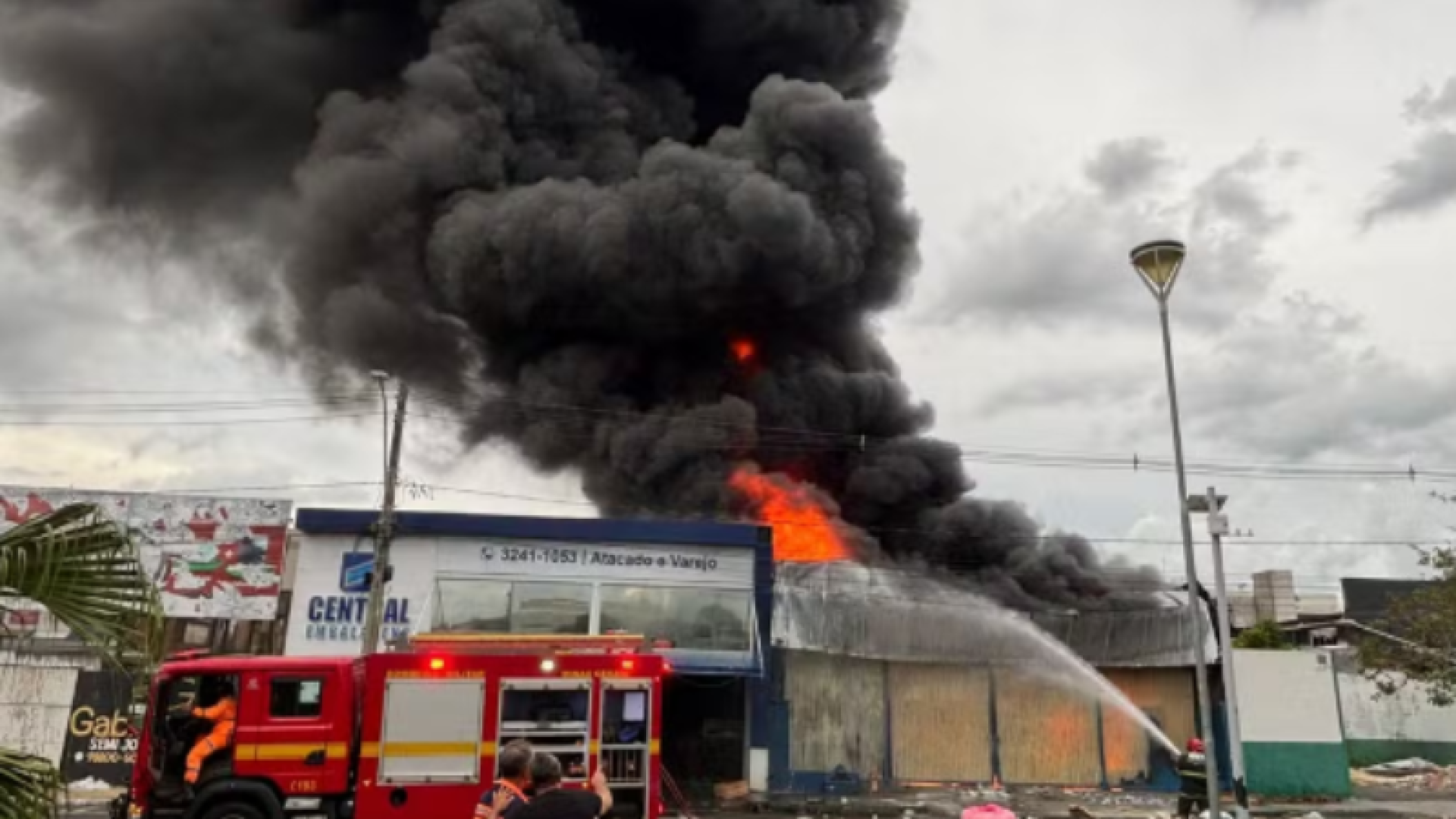 Incêndio atinge loja de embalagens em Araguari e preocupa moradores