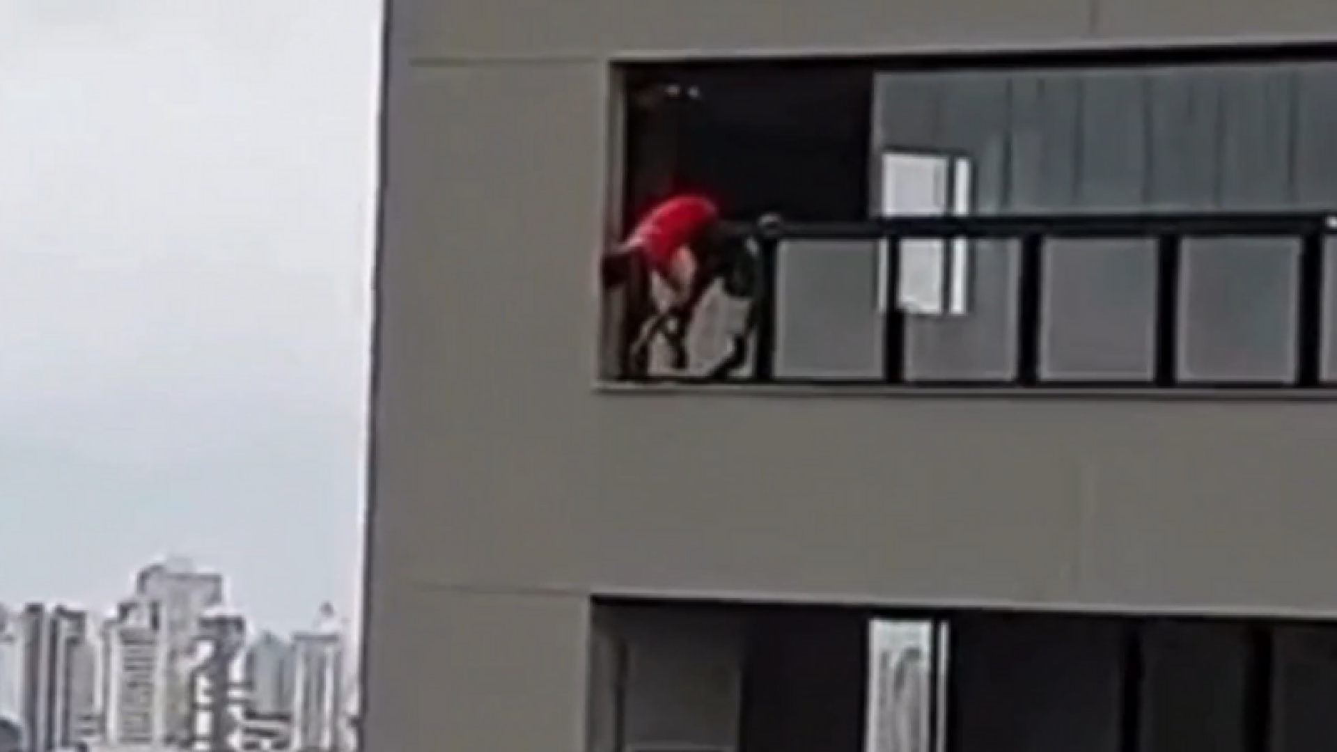 Trabalhador é flagrado sem EPI pendurado em prédio de 31 andares em Uberlândia