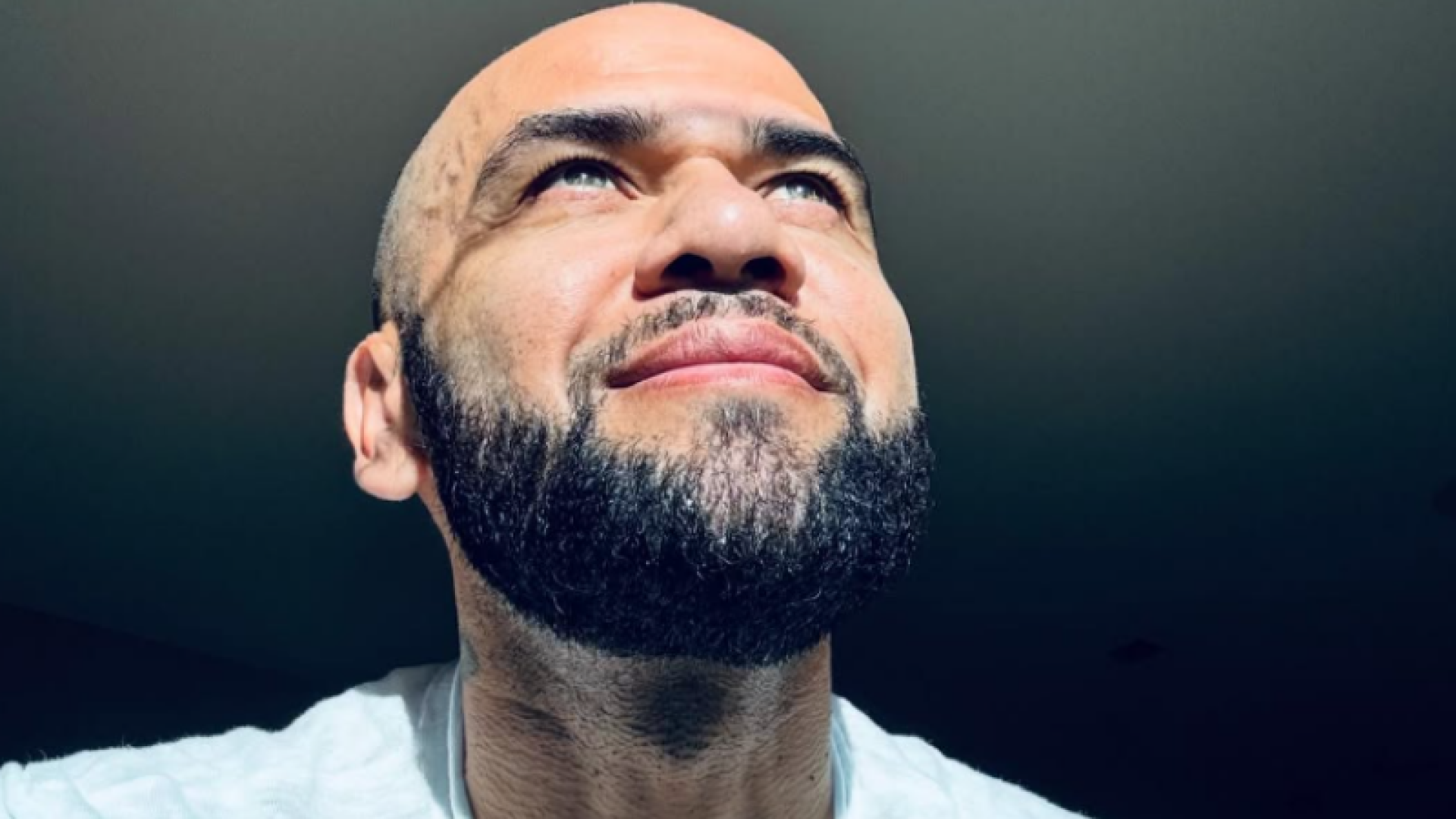 Daniel Alves move ação contra construtora de Uberlândia e cobra R$ 22 milhões por calote