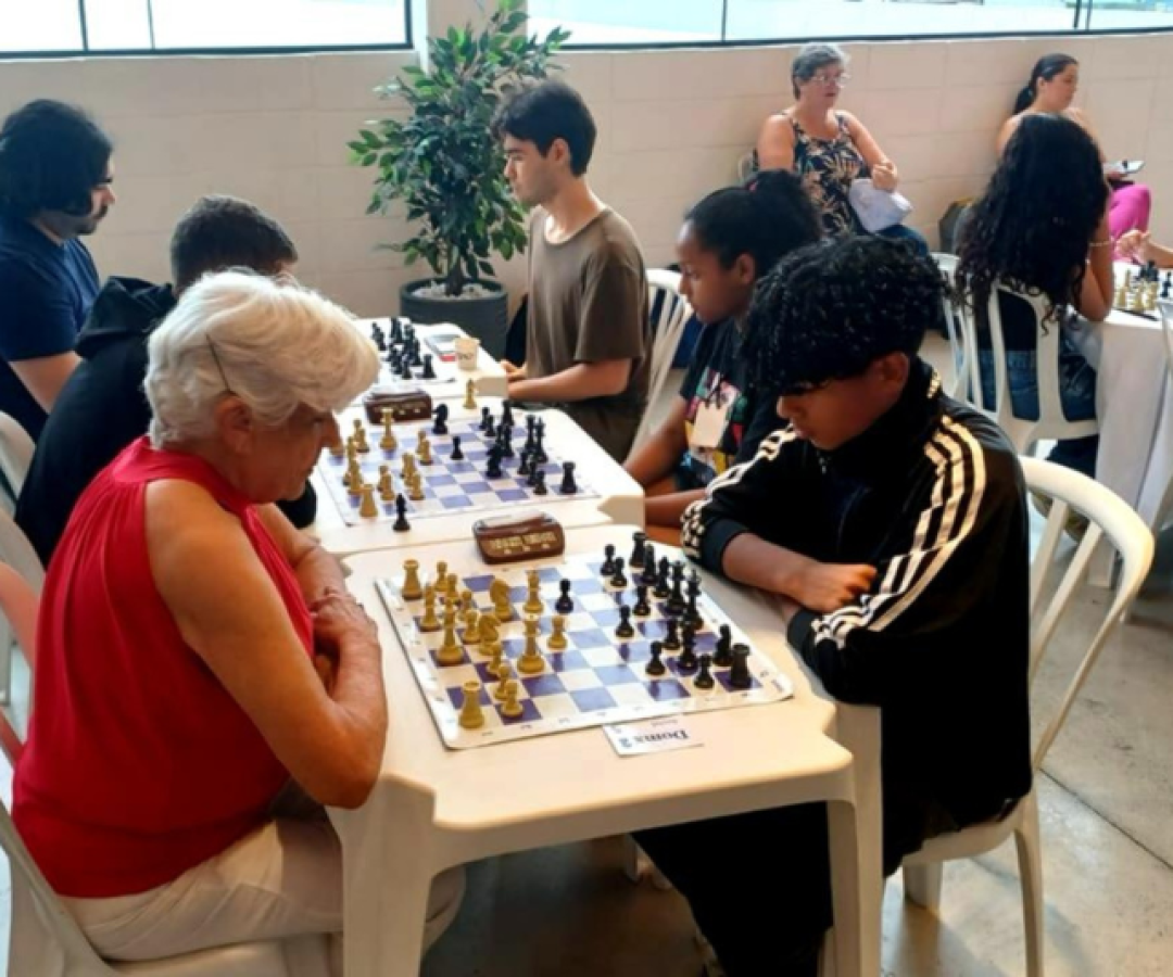 Shopping Pátio Aviação promove encontro semanal de xadrez em Praia Grande