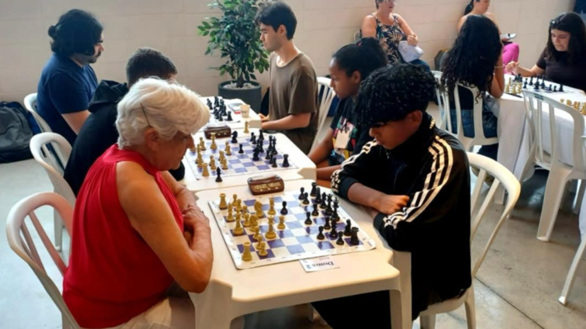 Shopping Pátio Aviação promove encontro semanal de xadrez em Praia Grande