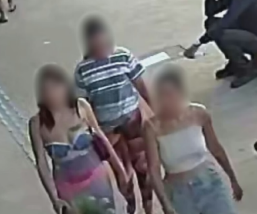 Vídeo flagra trio em suposto furto de perfumes em loja no Centro de Araguari