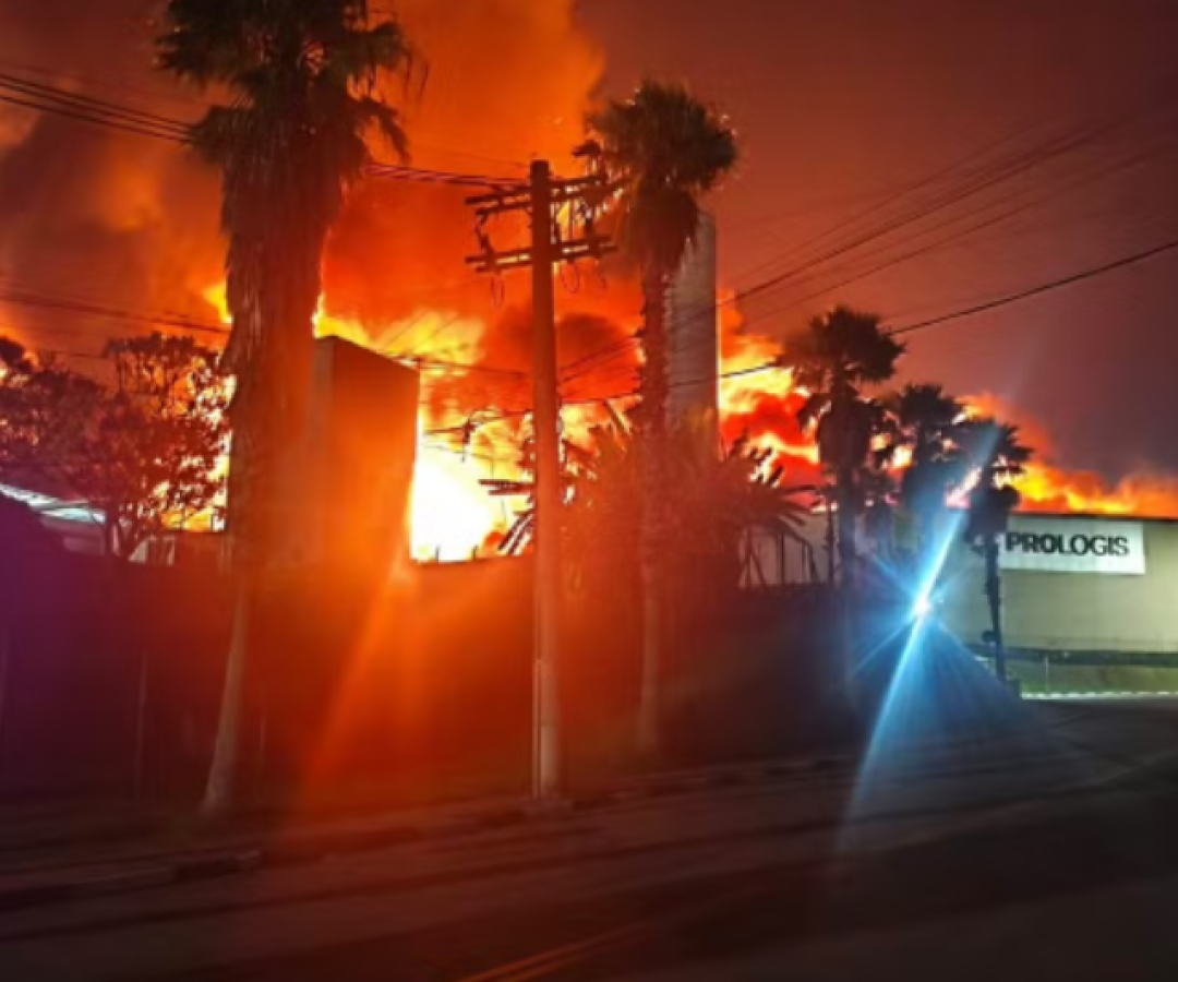 Fogo em empresa de Arujá dura mais de 12 horas e não deixa vítimas
