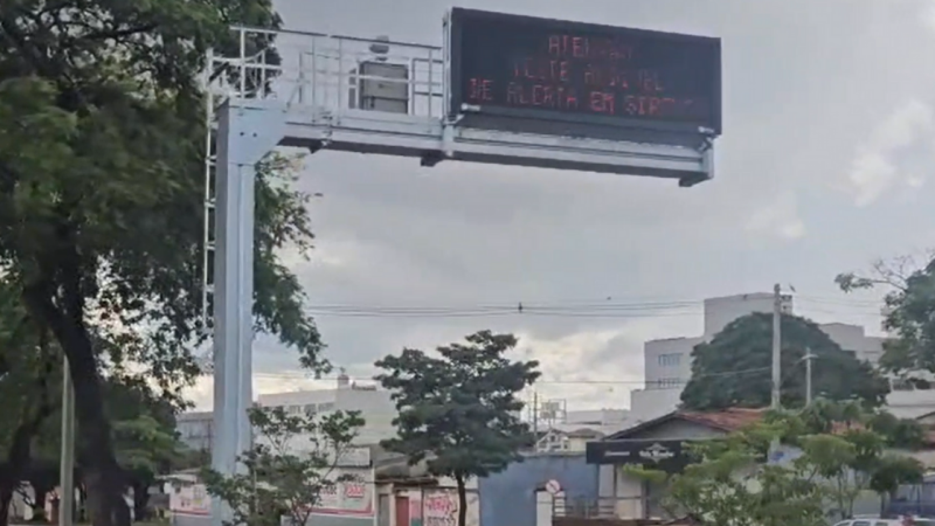 Sirenes são acionadas na Rondon Pacheco após alertas de chuvas fortes em Uberlândia