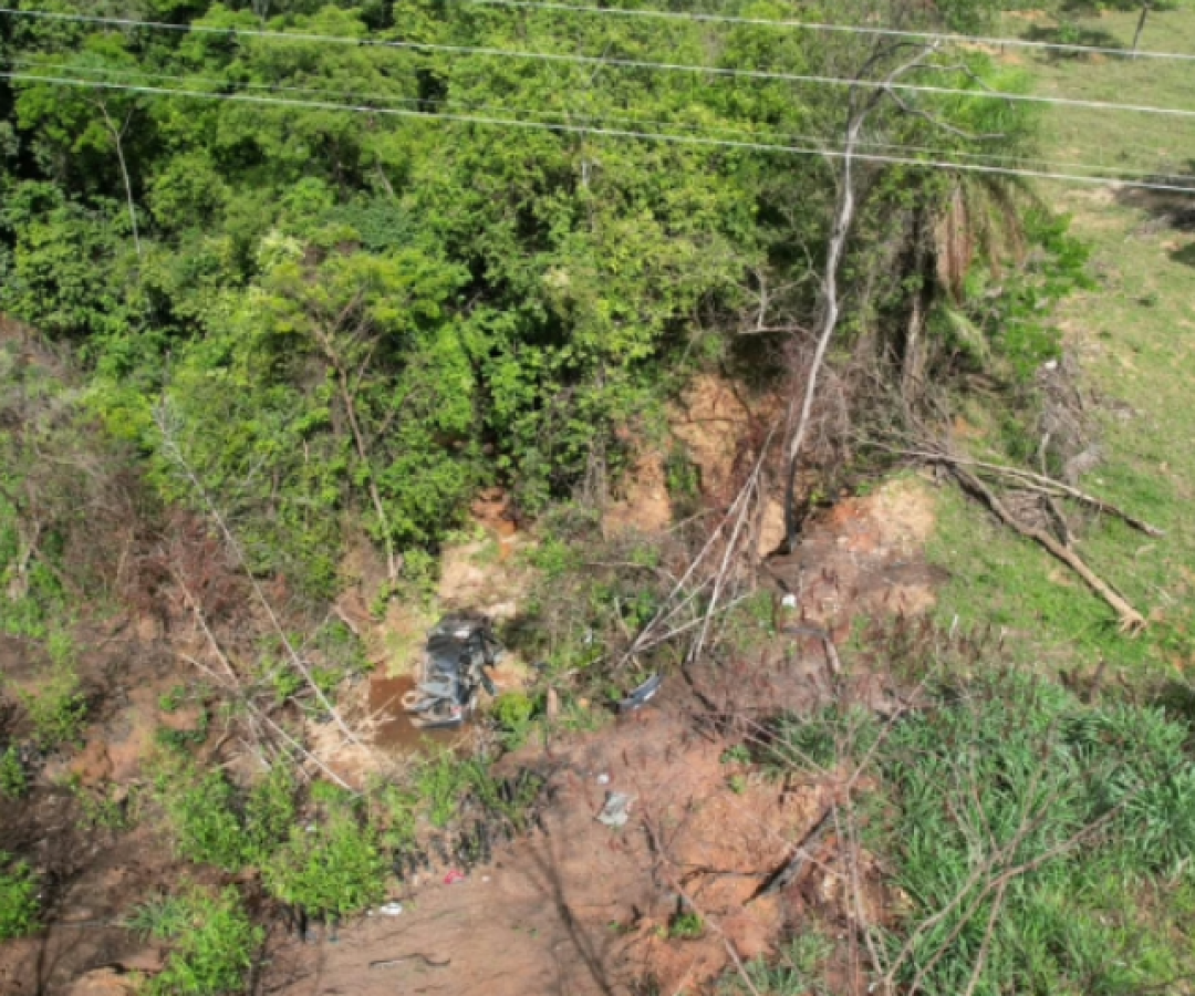 Carro despenca em ribanceira de 70 metros e deixa dois feridos na MG-188, em Paracatu