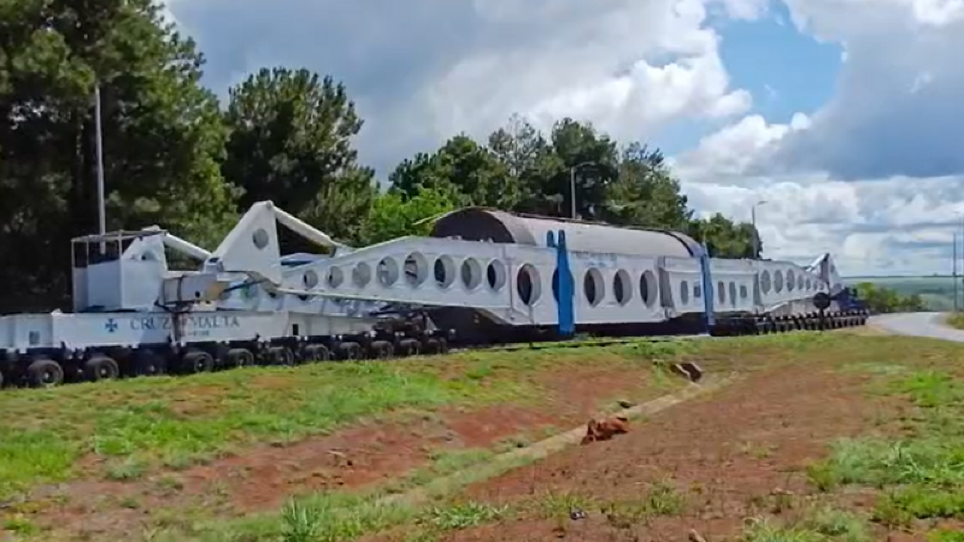 Megacarga avança pelo Triângulo Mineiro e causa alterações no tráfego da BR-050 em Uberaba