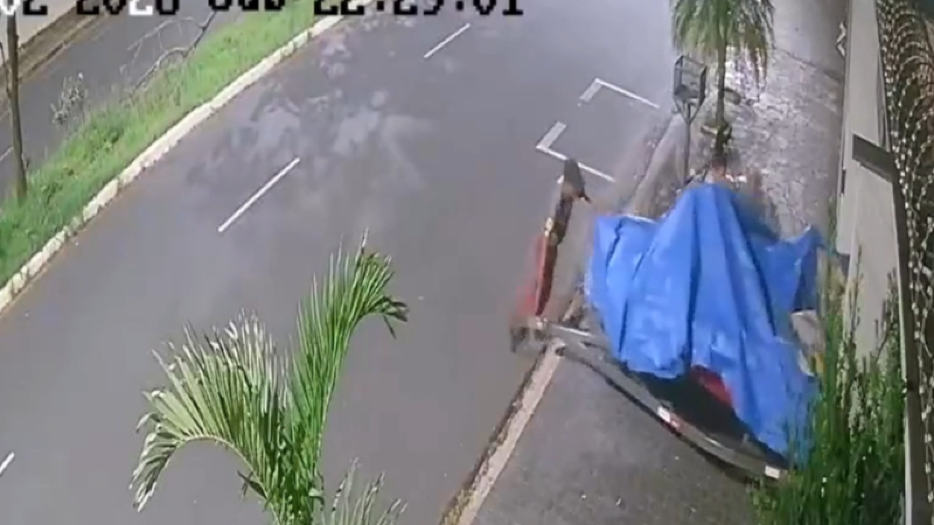 Em menos de 1 minuto, ladrões invadem garagem e levam lancha em Uberlândia