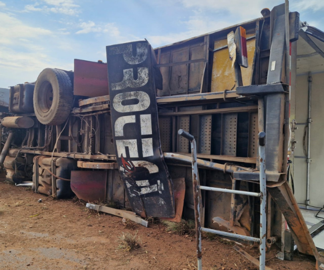 Caminhão com carga de frios tomba na MGC-497, em Uberlândia