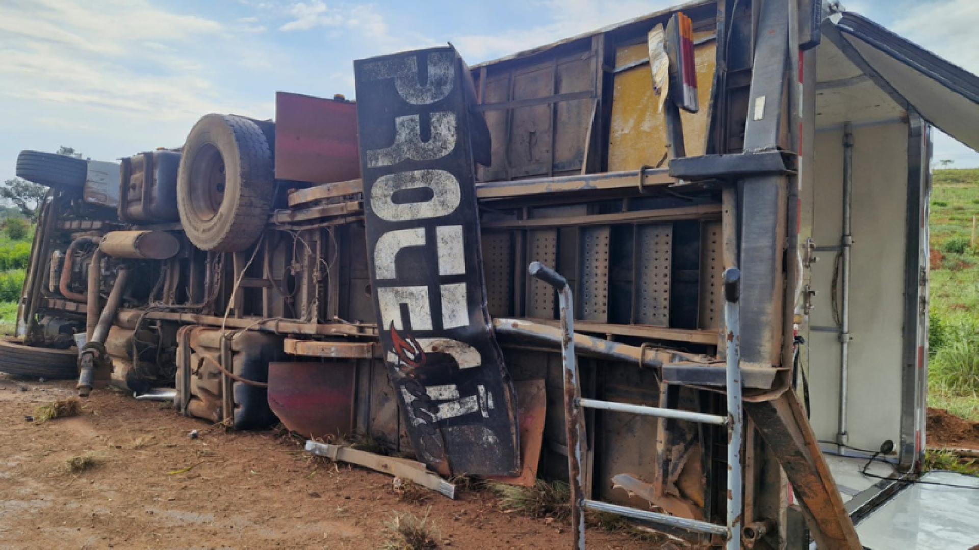 Caminhão com carga de frios tomba na MGC-497, em Uberlândia