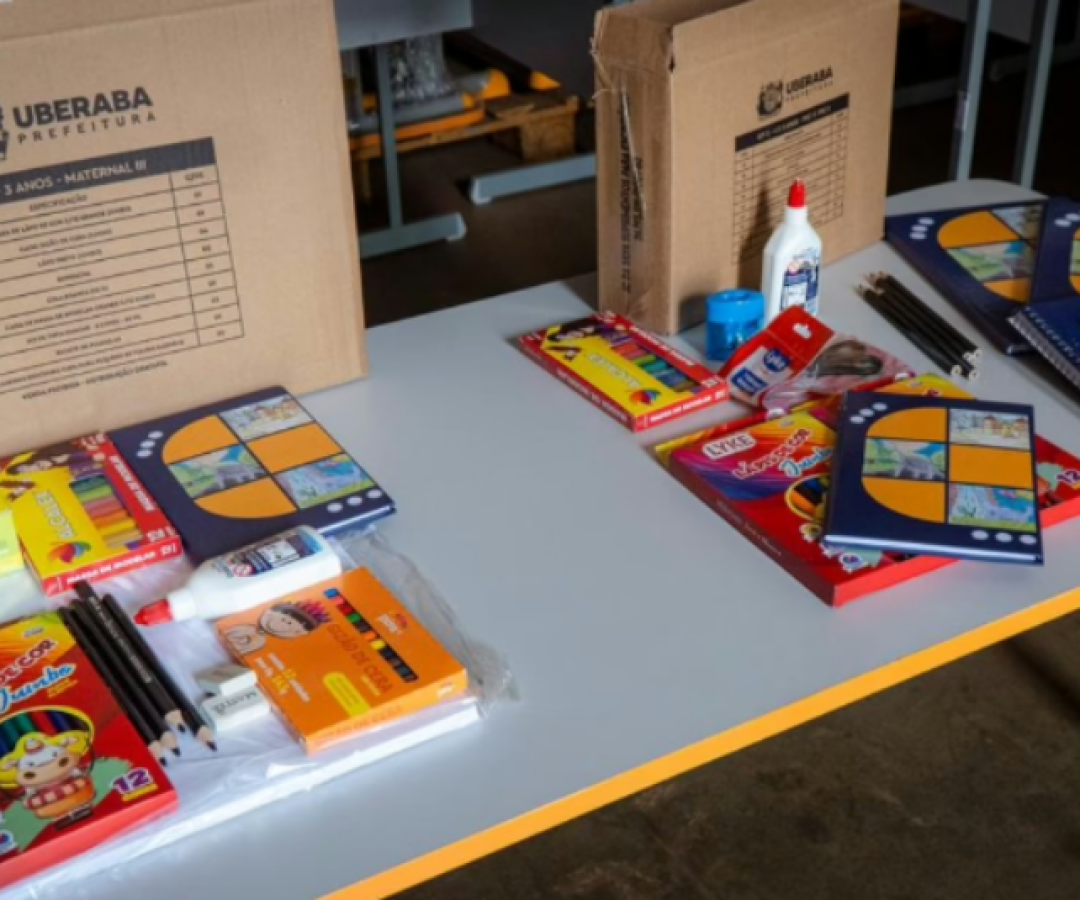 Kits escolares começam a ser entregues em Uberaba e reforçam volta às aulas de 2026