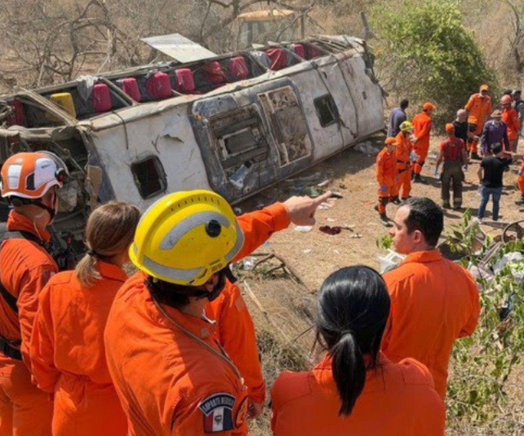 Ônibus com romeiros capota na AL-220 e deixa 15 mortos em São José da Tapera, em Alagoas