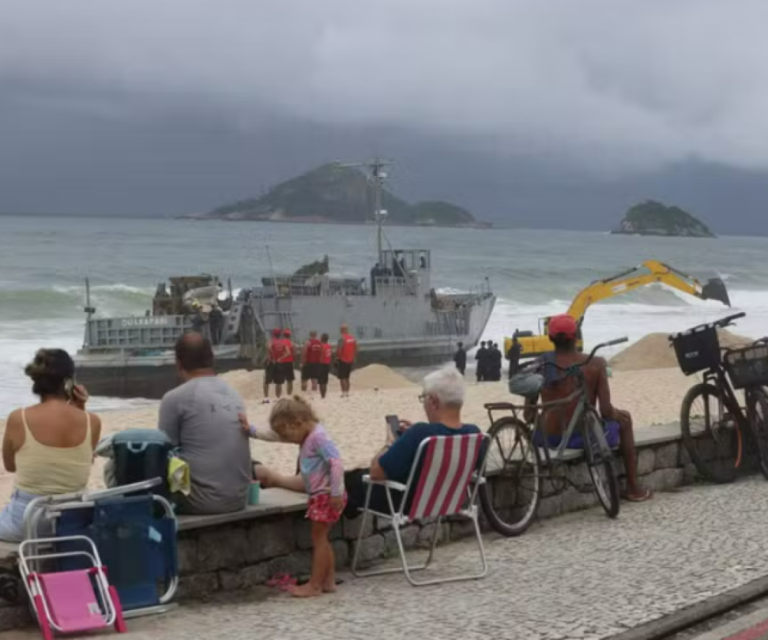 Navio da Marinha encalha em praia do Rio e vira atração para curiosos