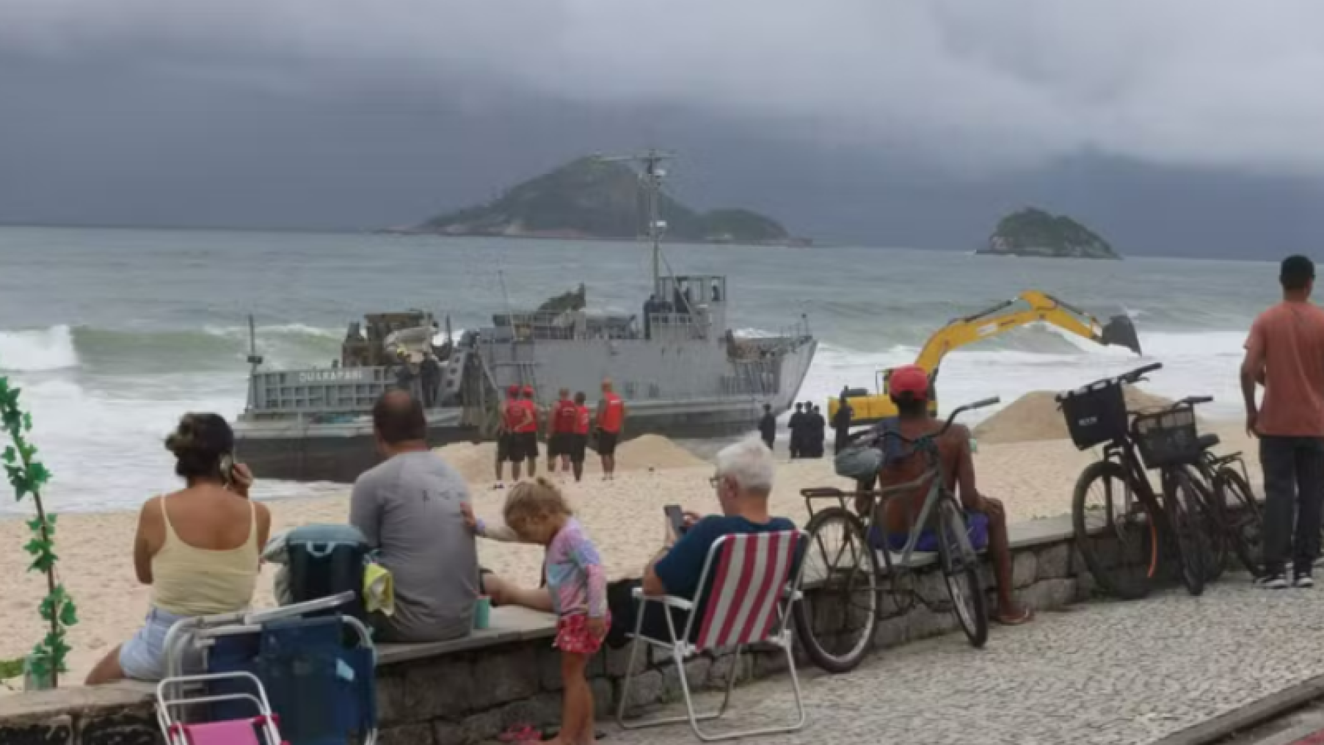 Navio da Marinha encalha em praia do Rio e vira atração para curiosos
