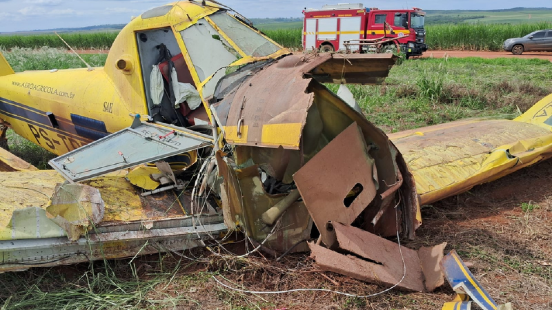 Avião agrícola cai em plantação após perda de potência em Campo Florido; piloto está estável