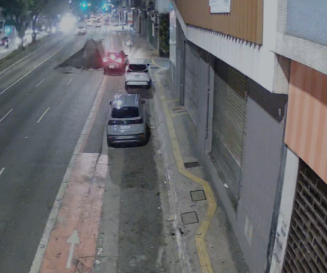 Cratera após explosão interdita trecho da Consolação, em SP