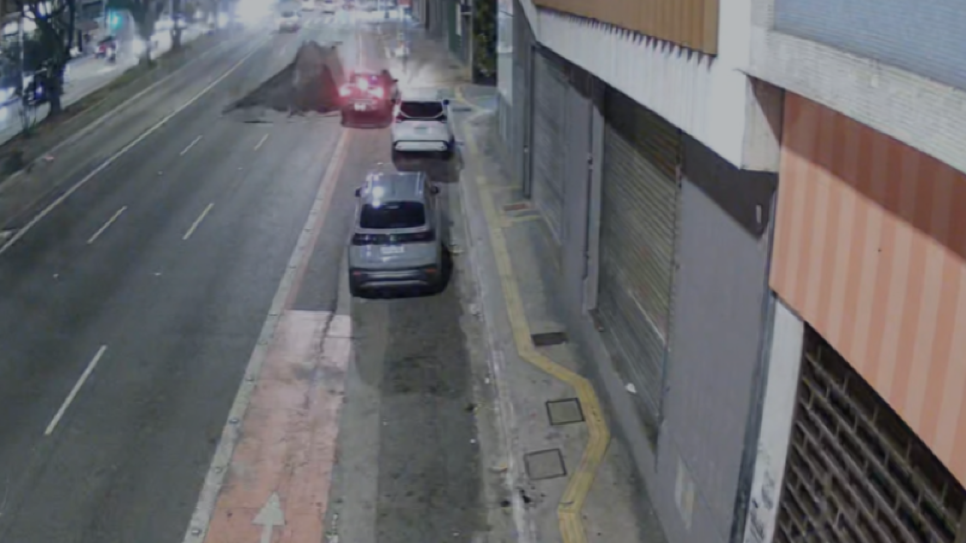 Cratera após explosão interdita trecho da Consolação, em SP