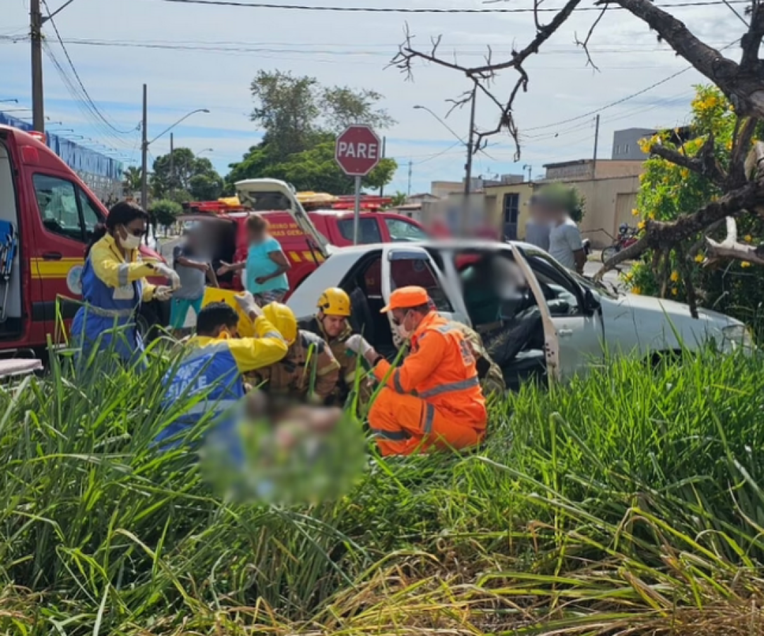 Grave acidente na MGC-455 deixa ferido preso às ferragens em Uberlândia