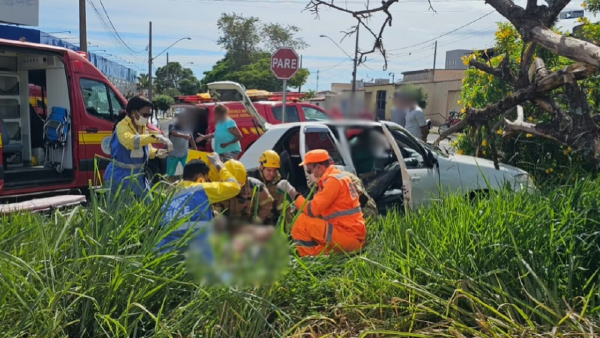 Grave acidente na MGC-455 deixa ferido preso às ferragens em Uberlândia