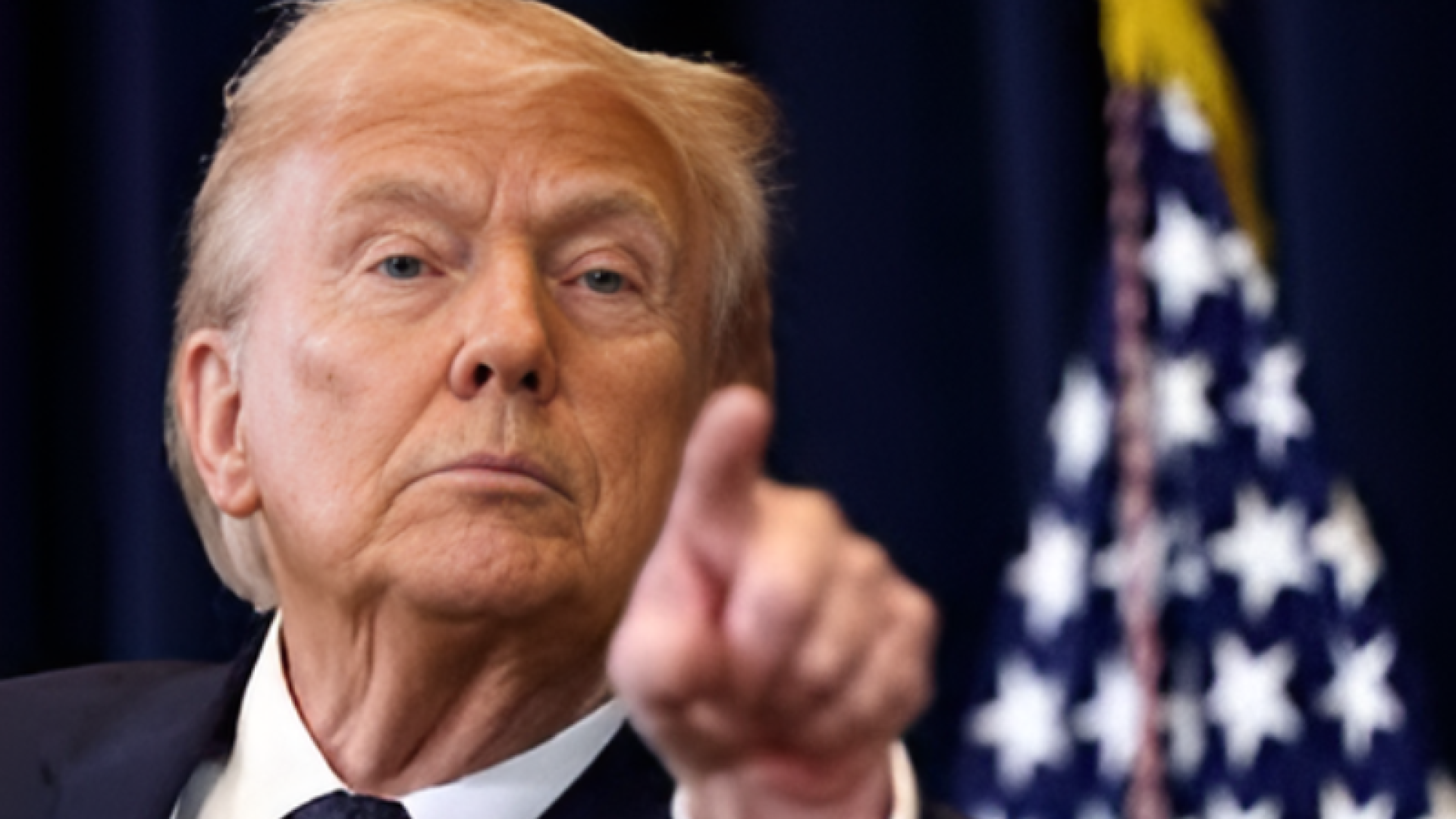 Trump, presidente dos EUA, apontando o dedo com cara brava