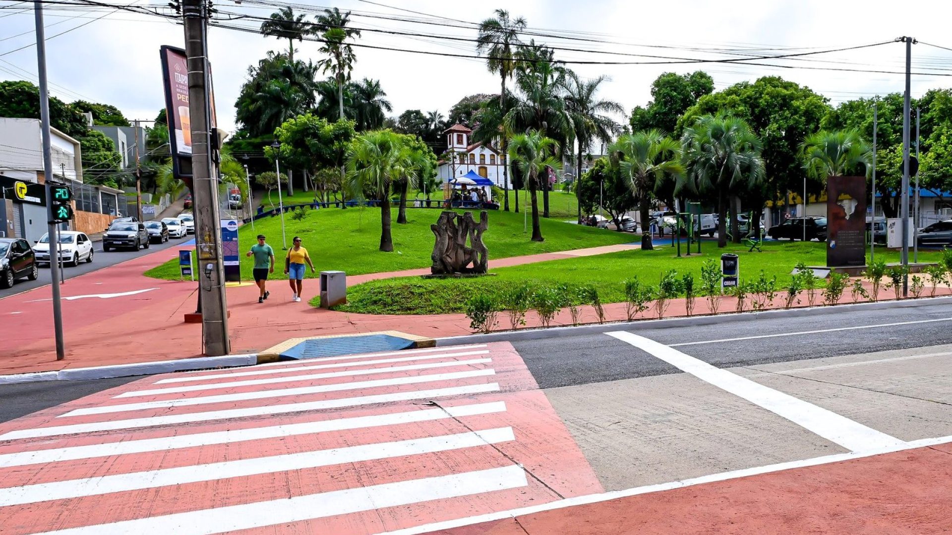 Praça da igreja Santa Rita após inauguração do circuito " Viva o Centro"  (foto: Ascom/ PMU)