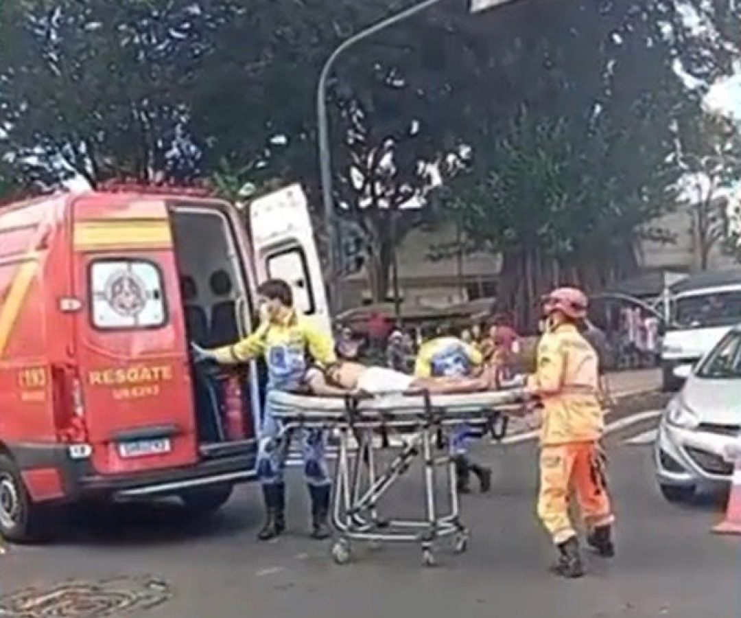 Morador de rua após ser esfaqueado no centro de Uberlândia, sendo levando pelo resgate. (imagem: reprodução/redes sociais)