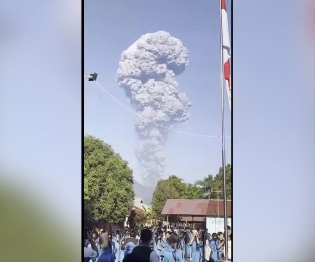 Vulcão na Indonésia entra em erupção e deixa desaparecidos