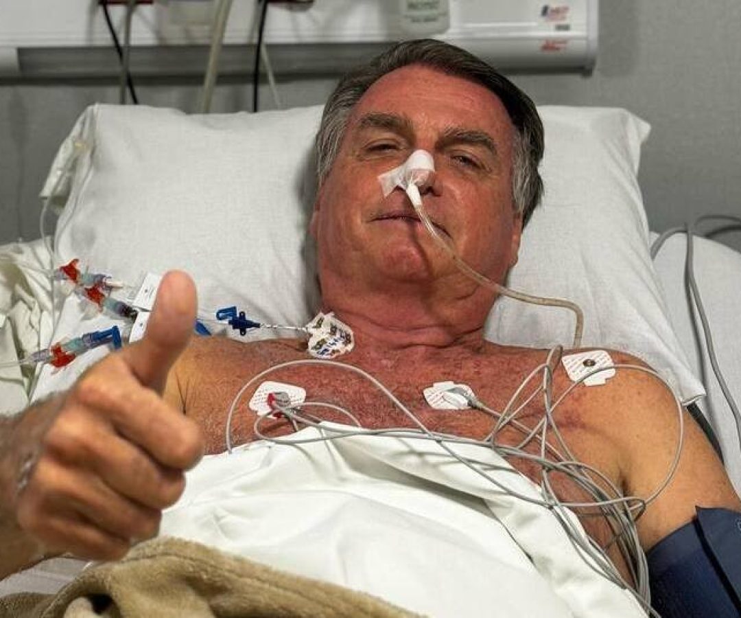 Bolsonaro passa por cirurgia de 12 horas