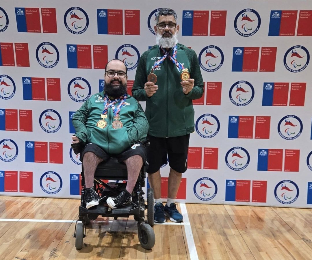 Mateus Carvalho acompanhado do assistente esportivo Oscar Carvalho, ambos com medalhas do Challenger Series Santiago
