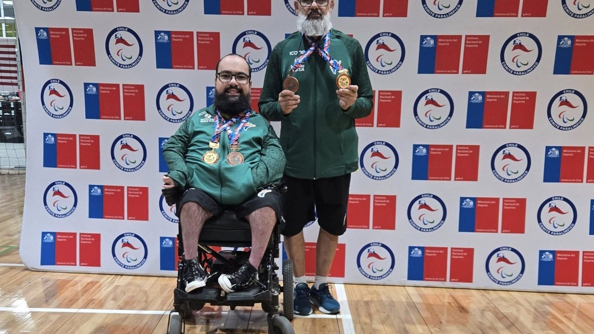 Mateus Carvalho acompanhado do assistente esportivo Oscar Carvalho, ambos com medalhas do Challenger Series Santiago