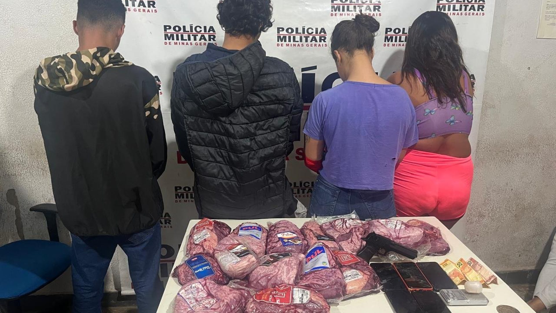 Pelo menos três supermercados tiveram ação criminosa (foto: ASCOM/PMMG)