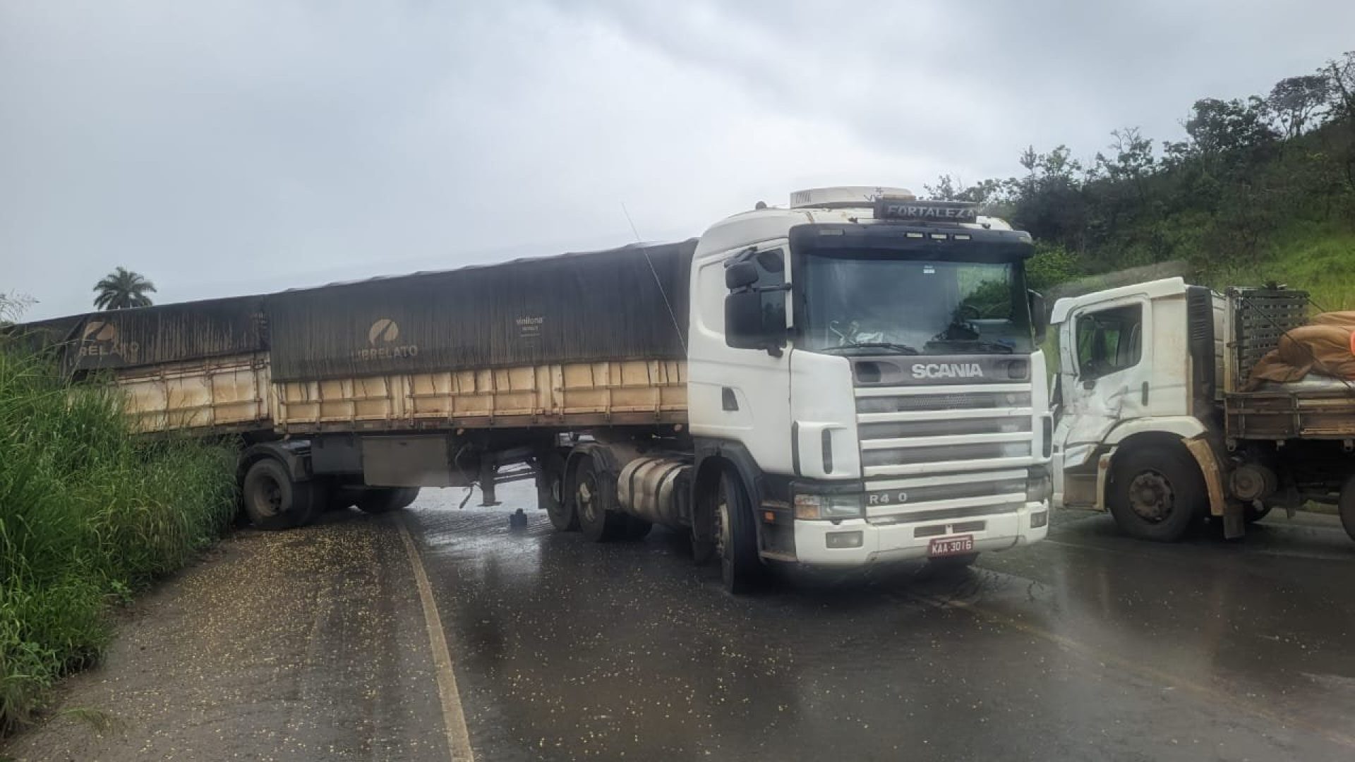 Condutor do caminhão Mercedes-Benz, de 30 anos, não resistiu aos ferimentos e morreu no local (foto: ascom/PMMG-RV)