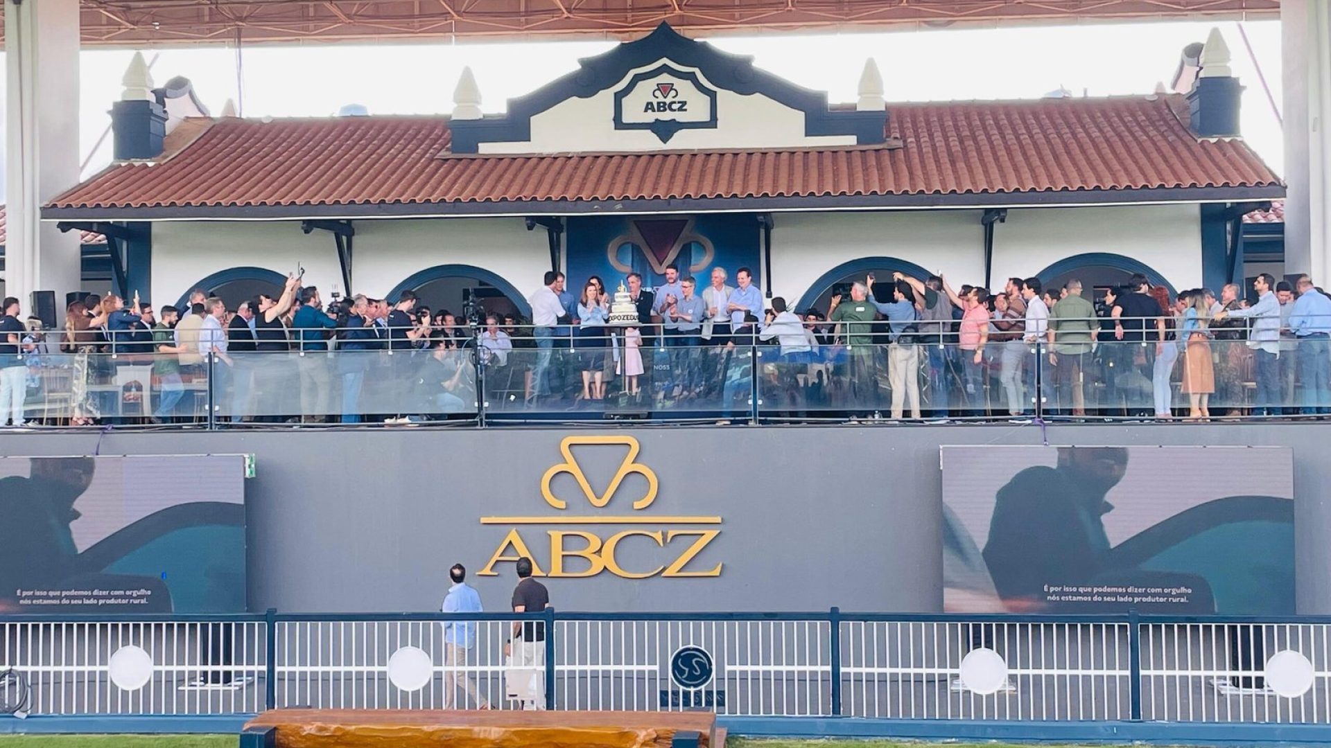 Com bolo e parabéns, ExpoZebu celebra seus 90 anos na cerimônia de abertura (foto: Vitória Oliveira)