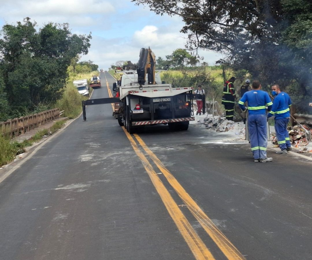 Veículo foi retirado apenas no dia seguinte. Rodovia ficou interditada. (foto: divulgação/PMRv)